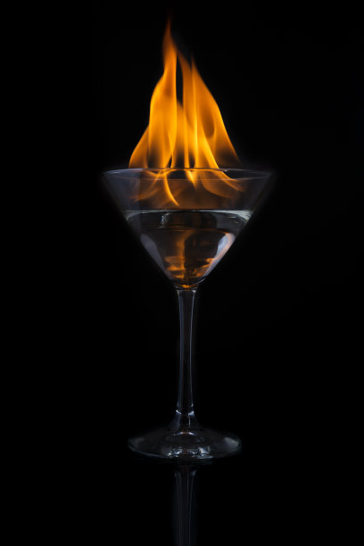 马提尼酒杯与火焰的黑色背景图片下载