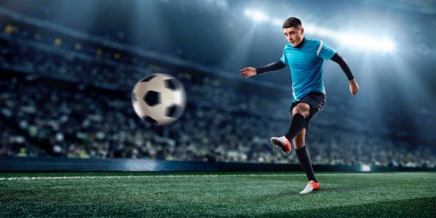 职业足球运动员在球场上独唱图片下载