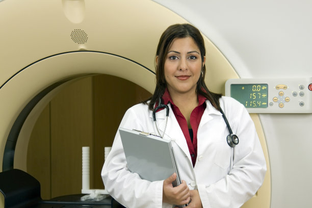 美丽的西班牙裔医学专家在ct扫描前图片下载