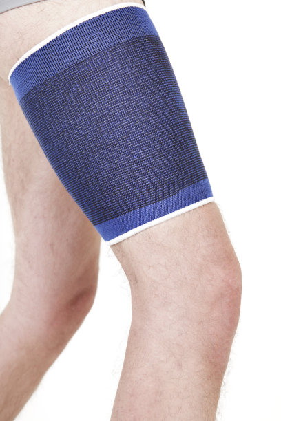 戴着大腿支架的男子图片下载