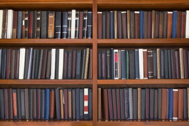 图书馆书架上的旧书图片下载