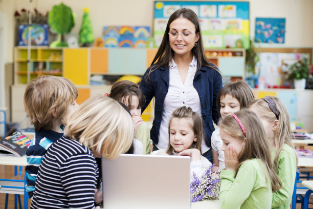 老师和孩子们在学校使用电脑图片下载