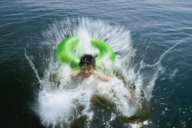 完美的夏日，孩子们带着游泳圈放松图片下载