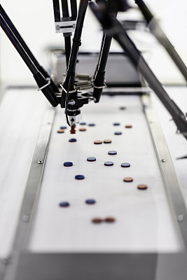 制药工业的机器人搬运机器图片下载