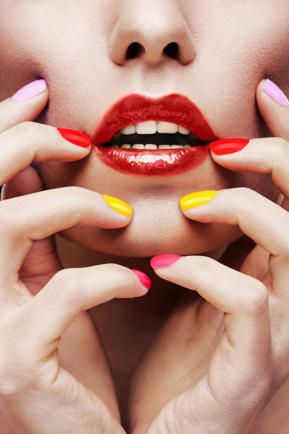 脸上和手上有不同颜色的钉子图片下载