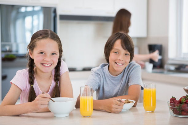 两个孩子在厨房吃早餐的照片图片下载
