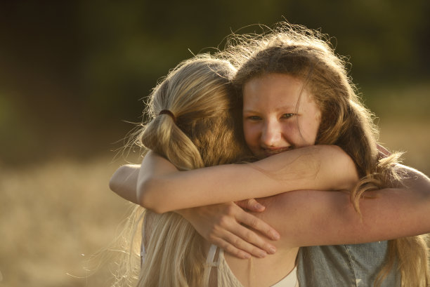 在麦田里拥抱的两个少女图片下载