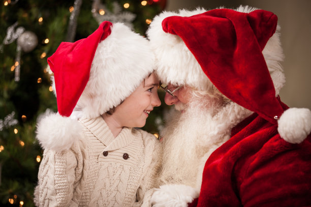 快乐男孩与真正的圣诞老人面对面图片下载