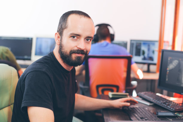 年轻男性在办公室共同工作图片下载