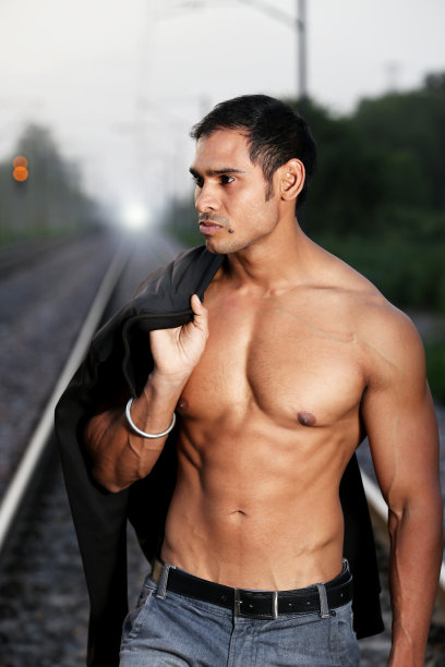 赤膊男人站立肖像图片下载