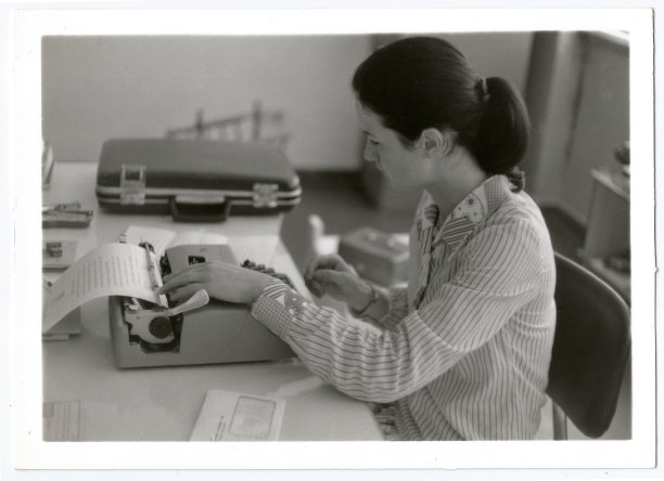 70年代年轻女性工作图片下载