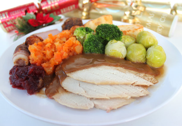 圣诞晚餐盘中的火鸡切片，球芽甘蓝，饼干图片下载