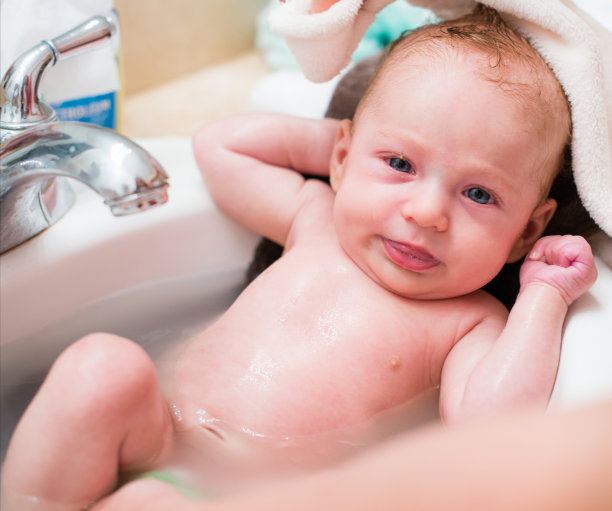 宝宝洗澡图片下载