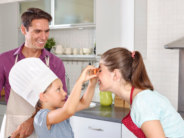 家人在厨房里玩得开心图片下载