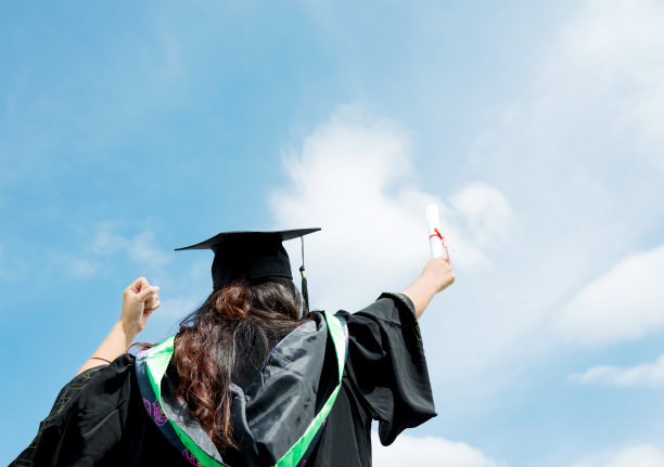 举起手臂的女研究生图片下载