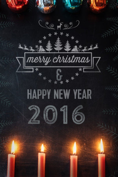 圣诞海报与蜡烛在黑板上与粉笔线装饰图片下载