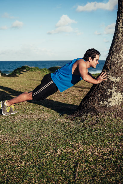 拉丁运动员推棕榈树练体操图片下载