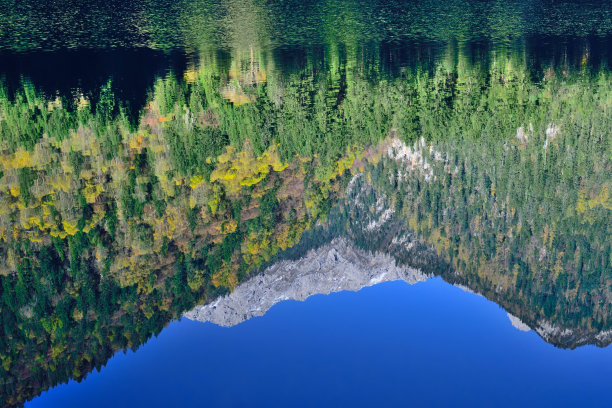 山和森林倒影在湖中05图片下载