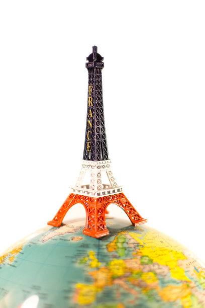 在白色背景上与埃菲尔铁塔隔离的地球仪图片下载