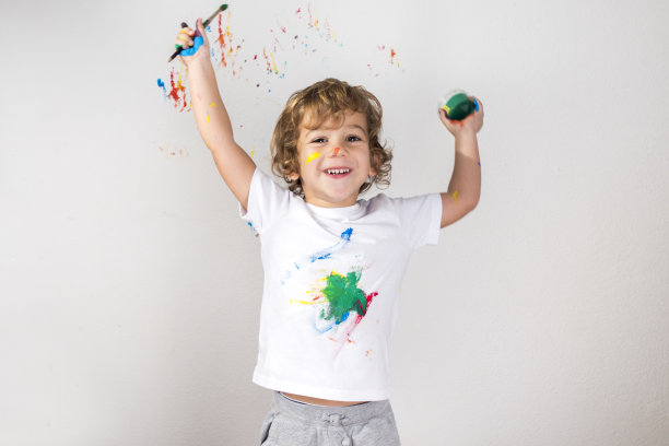 男孩在他的手上展示彩色的颜料图片下载