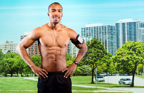 赤膊男跑步者看着相机图片下载