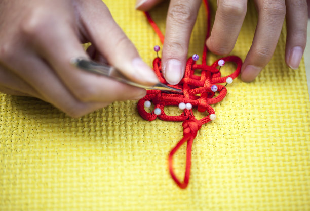 手工艺人制作中国结素材图片