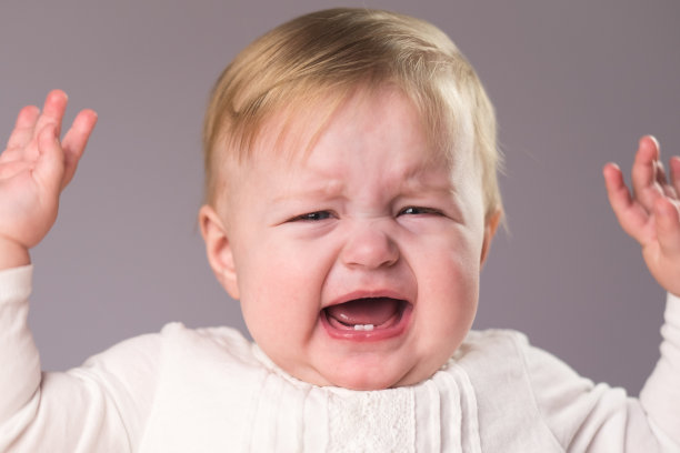 哭泣的宝宝图片下载
