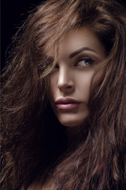 肖像美丽的年轻长头发的黑发女性图片下载