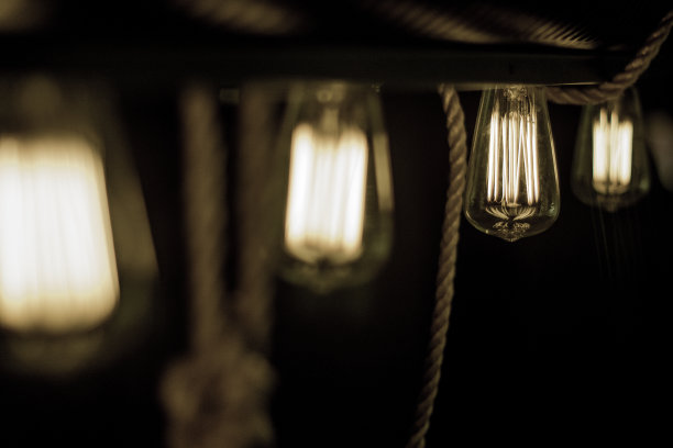 四个爱迪生灯泡。图片下载