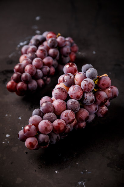 红葡萄放在木桌上图片下载