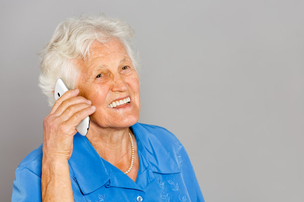 有手机的资深女性图片下载