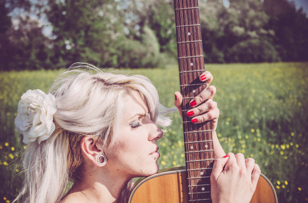 弹吉他的女人图片下载