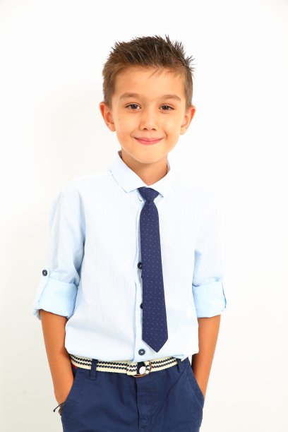 快乐的站着的男孩图片下载