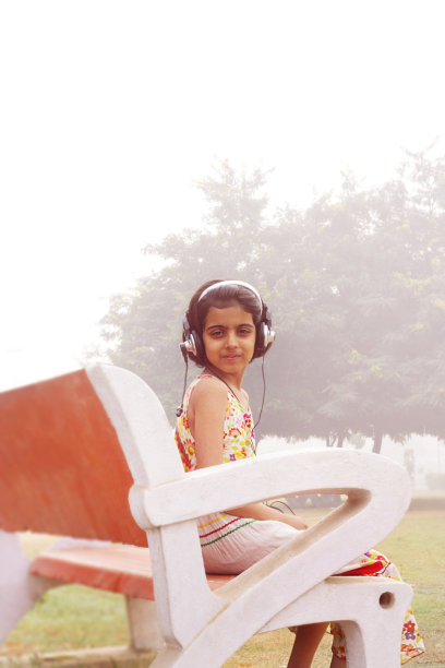 小女孩在公园里听音乐图片下载