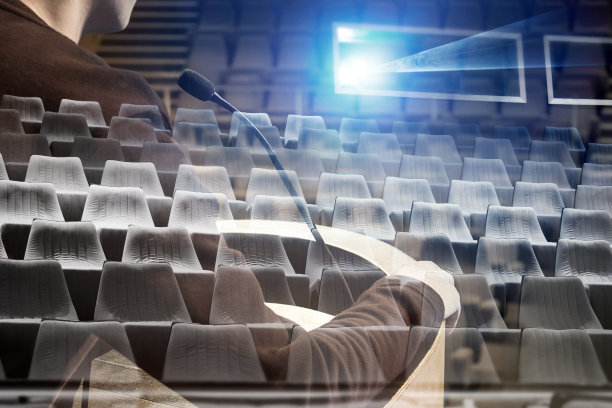 演讲者在空房间前做演讲，双重曝光图片下载