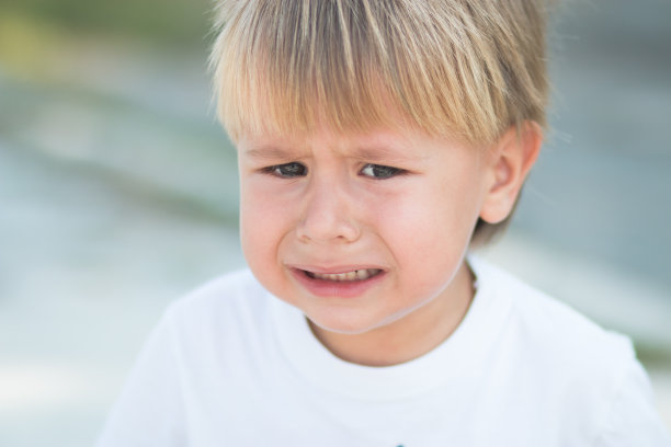 孩子哭了图片下载