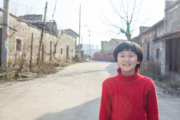 亚洲女孩在老中国城的街道图片下载