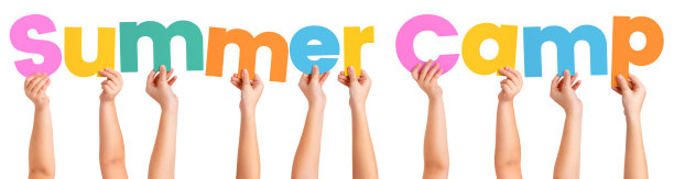 孩子们手里拿着单词SUMMER CAMP的字母图片下载