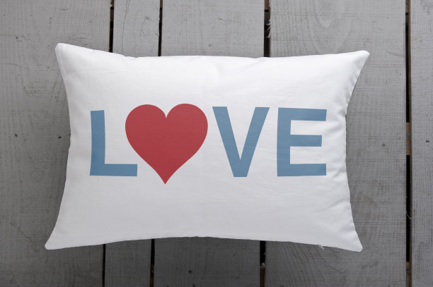 爱情靠垫在木制的背景上图片下载