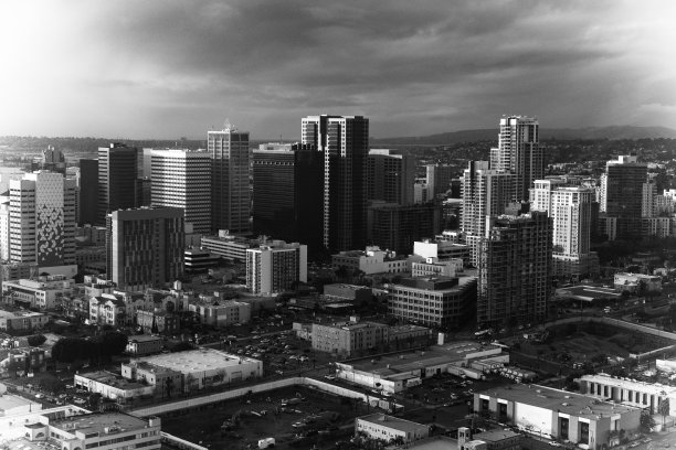 抽象的圣地亚哥天际线在黑白图片下载