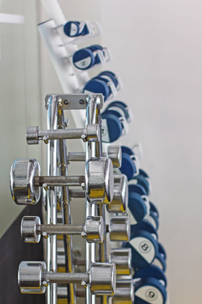 健身房的哑铃图片下载