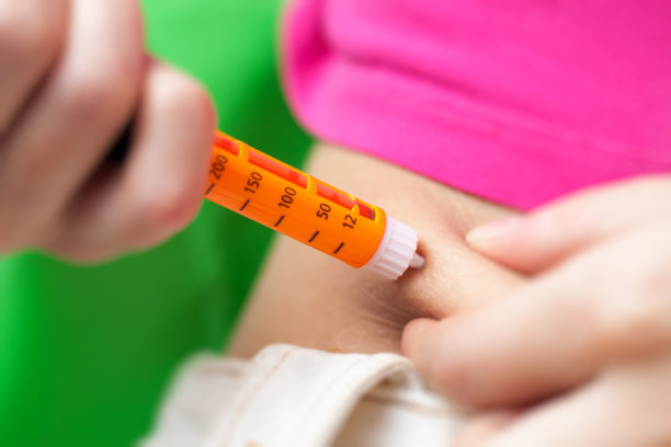 糖尿病患者进行胰岛素注射注射图片下载