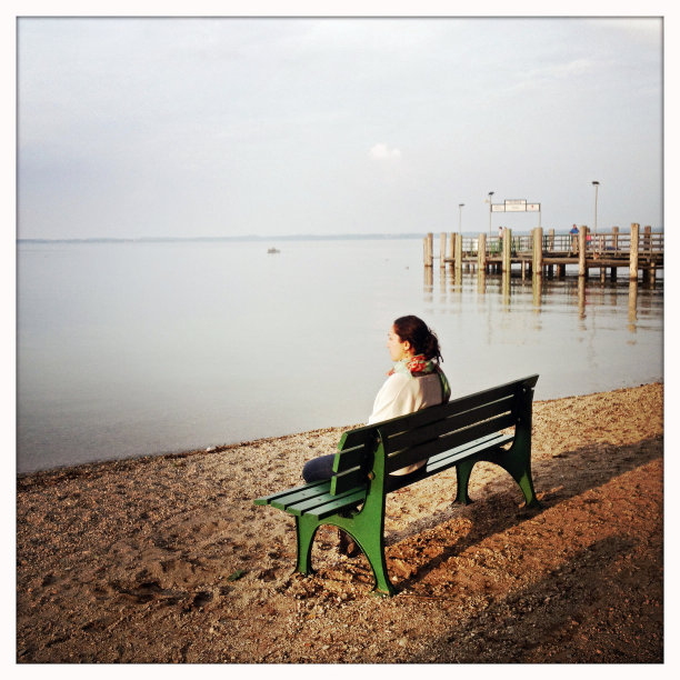 女人在湖图片下载