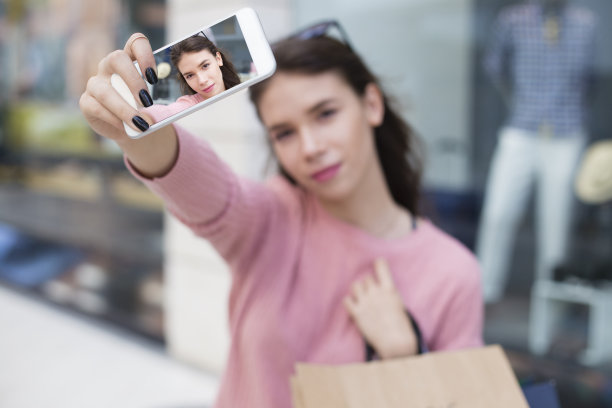 购物中心自拍时间图片下载