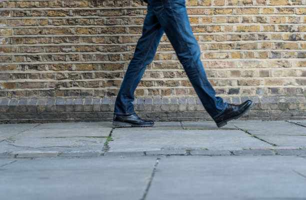 不认识的人步行人行道的肖像图片下载