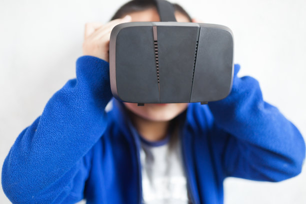 戴着虚拟现实头盔的小男孩图片下载