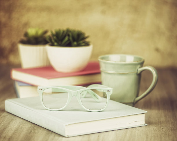 杯子上放着咖啡和植物图片下载