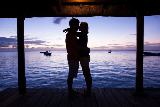 情侣在沙滩上接吻图片下载