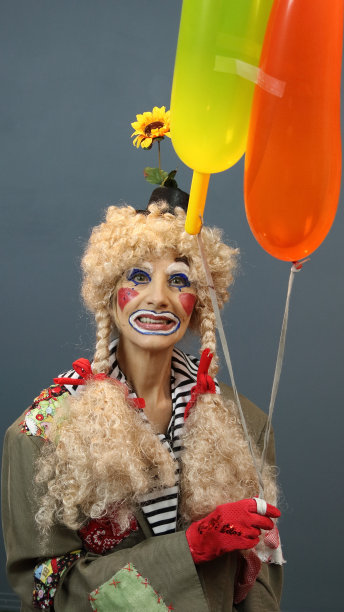 年长女成人艺人拿着气球图片下载