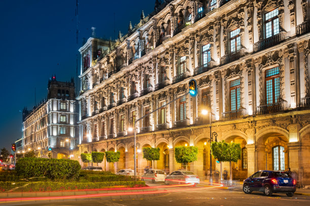墨西哥城市中心索卡洛广场的华丽建筑夜景素材图片